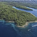 Mikelic * Kampor